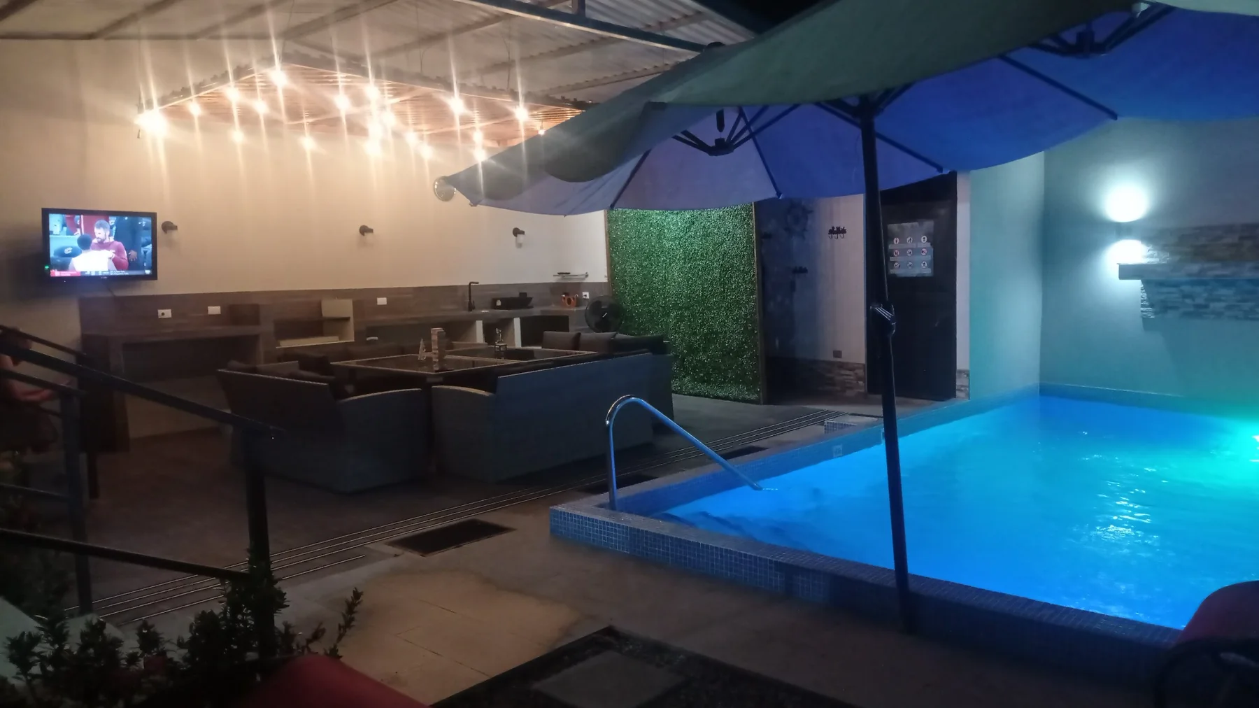 Terraza de Casa Linda durante la noche