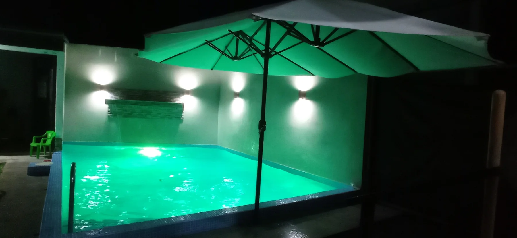 Piscina iluminada de Casa Linda