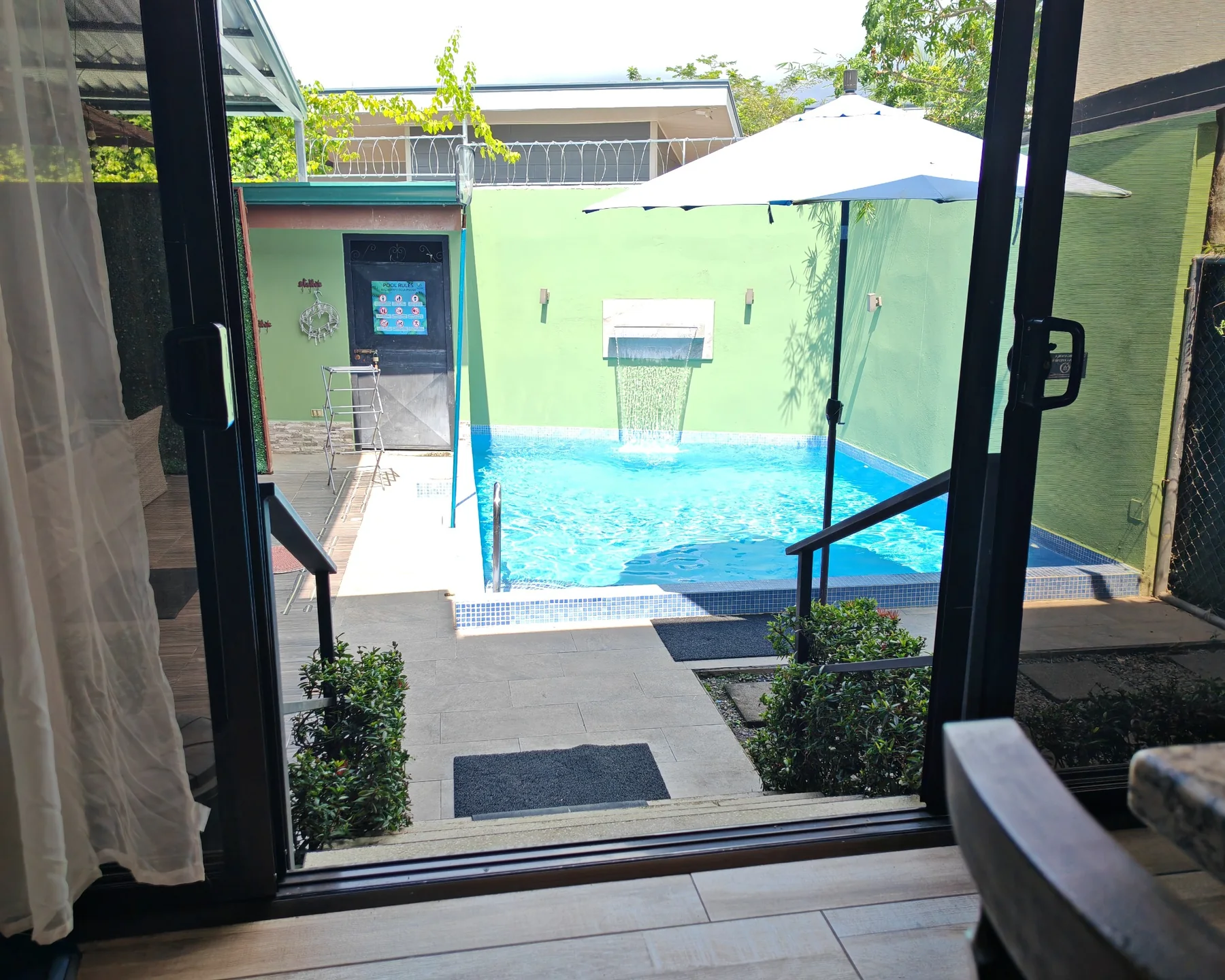 Vista interior hacia la piscina de Casa Linda